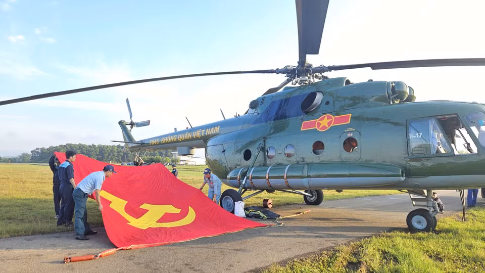 米-171直升机悬挂国旗，准备进行编队飞行训练。图源 越通社转发