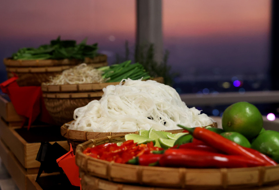 制作越南传统河粉的米粉及相关调料。图自 越通社