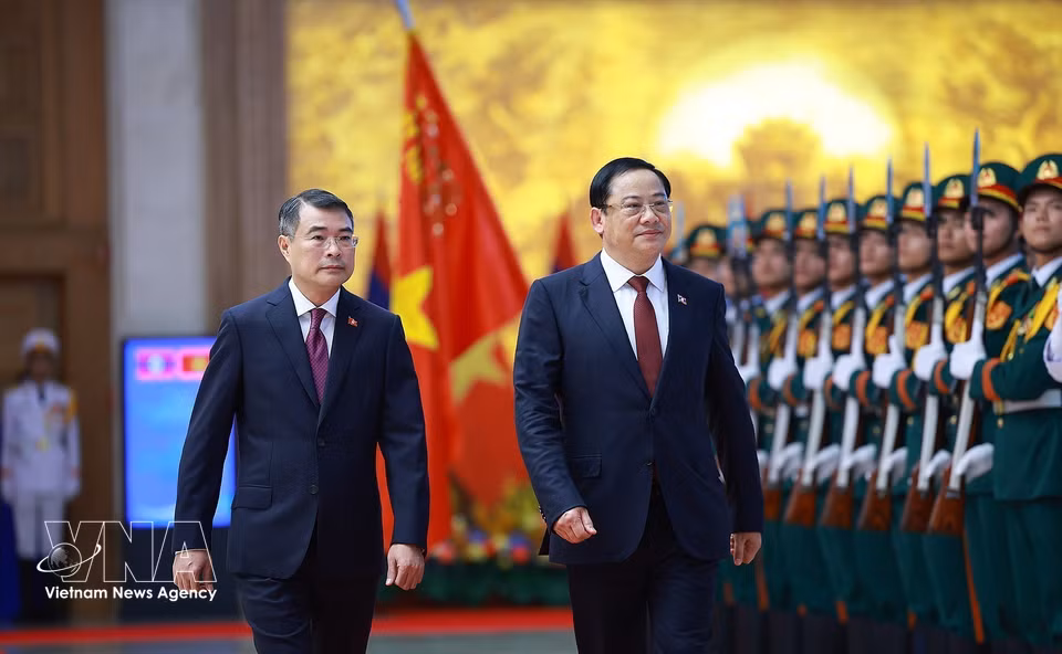 越南政府总理黎明兴与老挝总理宋赛·西潘敦检阅越南人民军仪仗队。图自 越通社