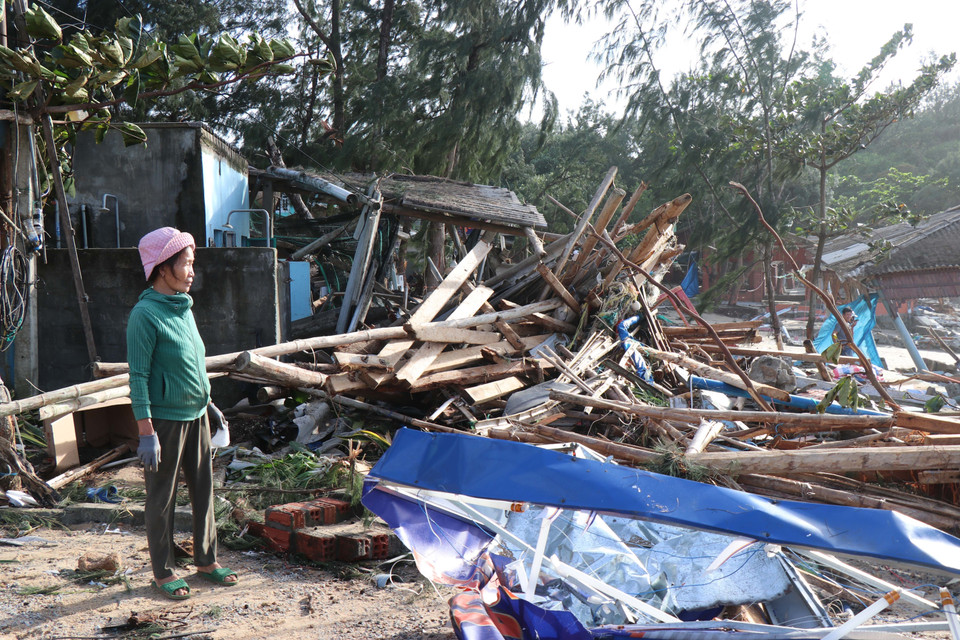 广义省沙黄坊多户民房在6日晚间遭强潮侵袭，受损严重。图自 越通社