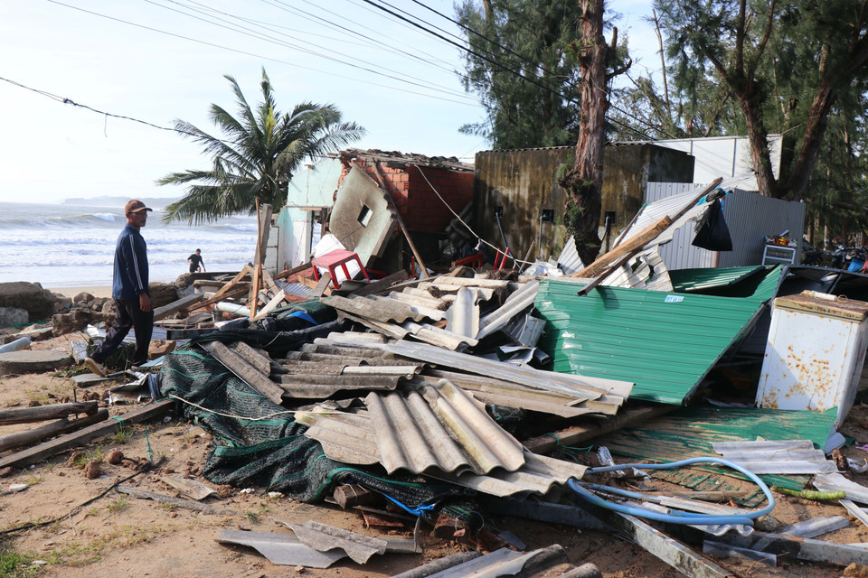 广义省沙黄坊多户民房在6日晚间遭强潮侵袭，受损严重。图自 越通社
