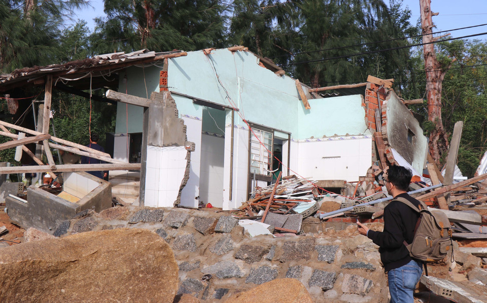 广义省沙黄坊多家民众经营的店铺在6日晚间遭强潮侵袭，受损严重。图自 越通社