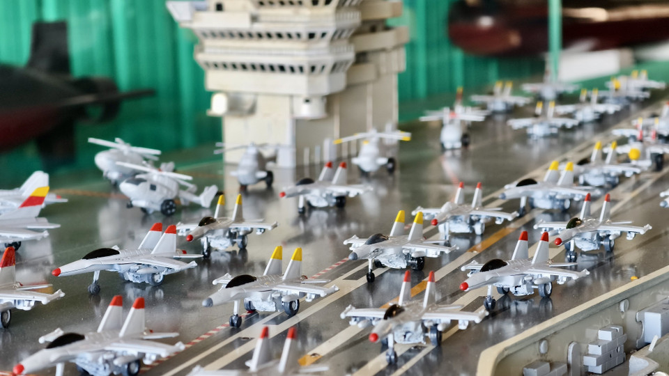 战斗机模型搭载在航母模型上。图自 越通社