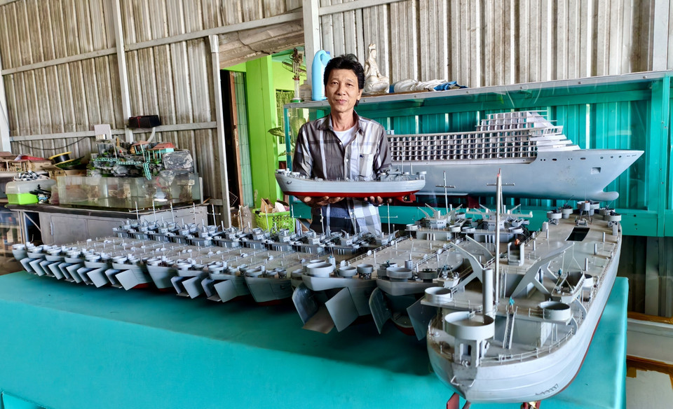 阮方弟先生与多艘待交付给客户的战舰和游艇模型。图自 越通社