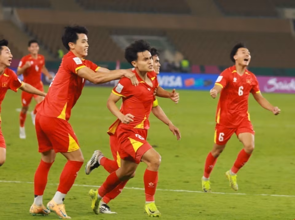越南U23队21号球员明福打入制胜一球，将比分锁定为3比2。