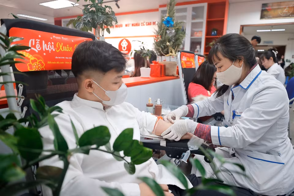 无偿献血者在中央血液学与输血医学院参加献血活动。图自 越通社