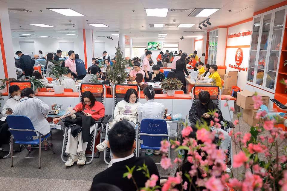 无偿献血者在中央血液学与输血医学院参加献血活动。图自 越通社