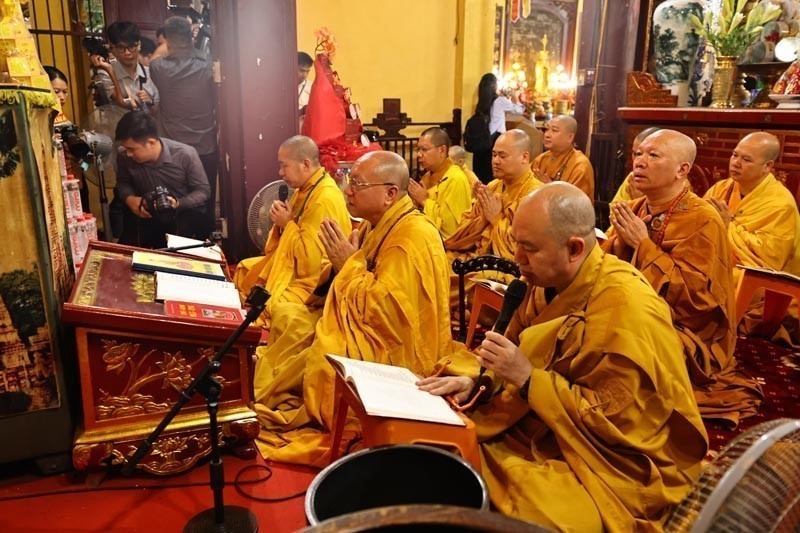 僧尼诵经祈愿和平,营造清净法场,将慈悲与智慧的能量广泛传递四方。图自 越通社