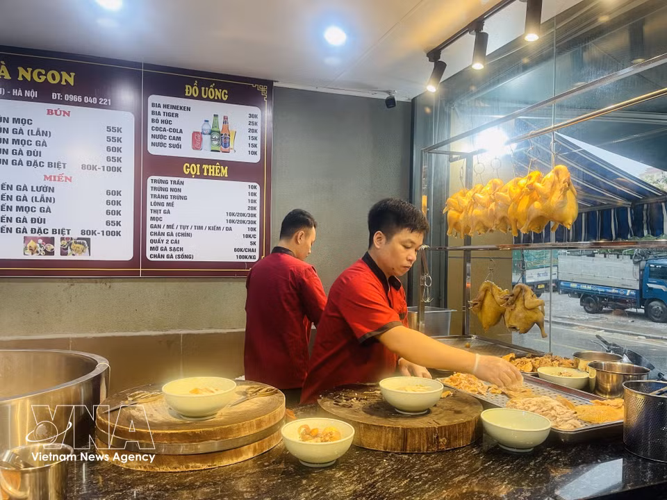 河内灵潭都市区一家河粉店的厨师正在为顾客制作鸡肉河粉。图自 越通社