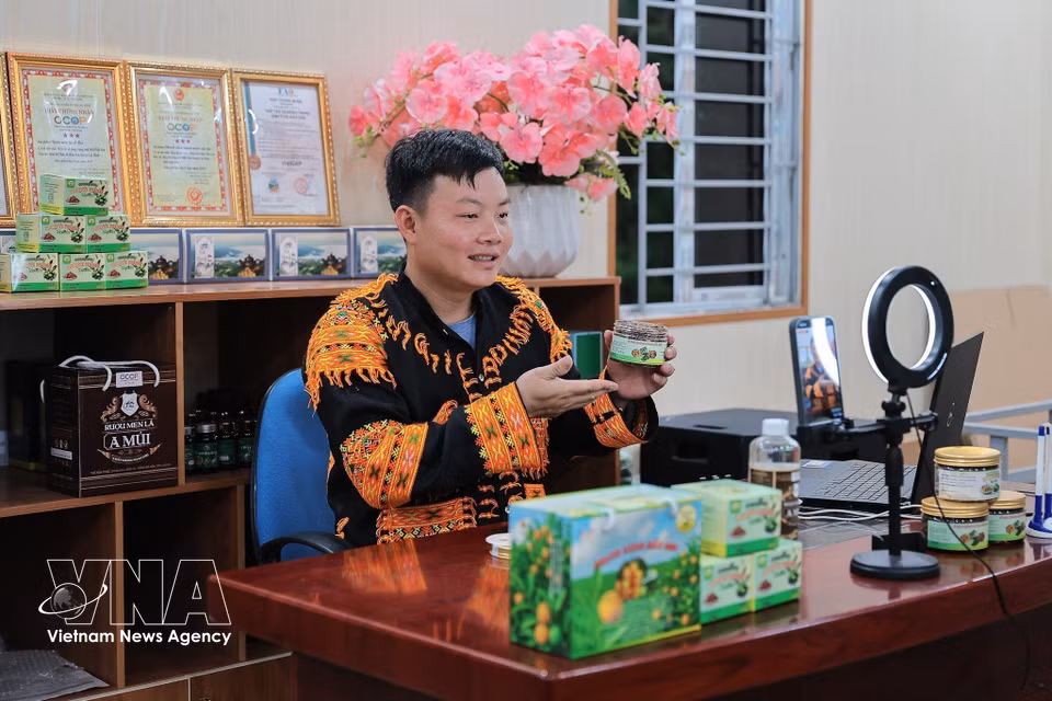 黄福胜通过社交媒体直播，介绍获得三星级一乡一品认证的“母山野生柠檬蜜饯”产品，助力品牌推广并拓展销售市场。图自 越通社