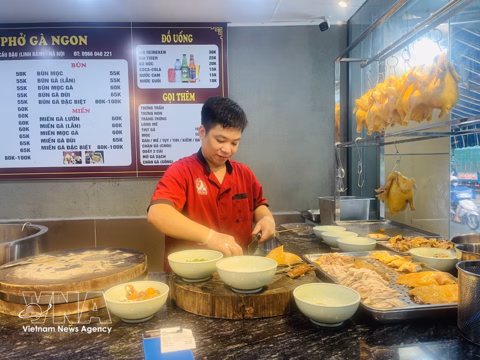 河内灵潭都市区一家河粉店的厨师正在准备鸡肉河粉。图自 越通社