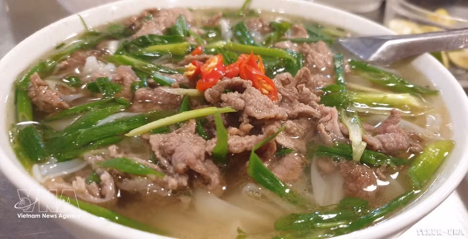 一碗配有丰富调料的半熟牛肉河粉。图自 越通社
