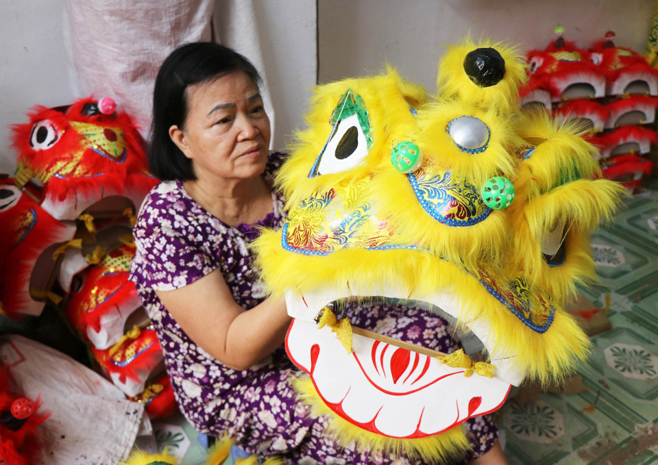 在2025年中秋节来临之际，顺化市富春坊的张氏金芝家庭正在赶制小型舞狮狮子头投放市场。图自 越通社