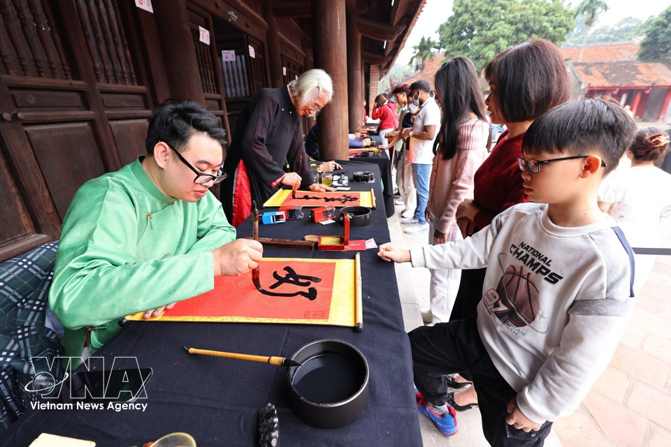 首都市民新年伊始前往文庙—国子监求字。这已成为一项独具特色的传统文化习俗，寄托着人们对好运、智慧与平安的美好祈愿。图自 越通社