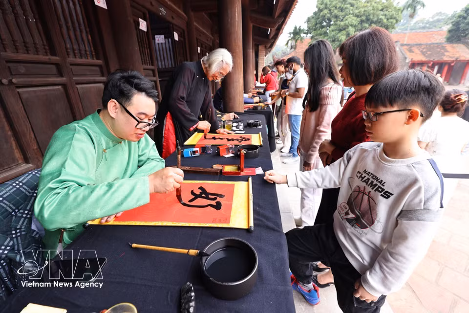 首都市民新年伊始前往文庙—国子监求字。这已成为一项独具特色的传统文化习俗，寄托着人们对好运、智慧与平安的美好祈愿。图自 越通社
