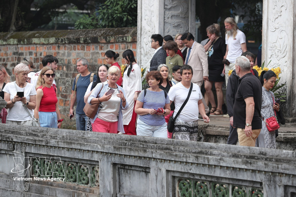 丙午年春节大年初一上午，众多国际游客前往文庙—国子监参观游览，感受越南传统文化氛围。图自 越通社
