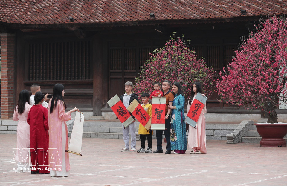 首都市民新年伊始前往文庙—国子监求字。这已成为一项独具特色的传统文化习俗，寄托着人们对好运、智慧与平安的美好祈愿。图自 越通社