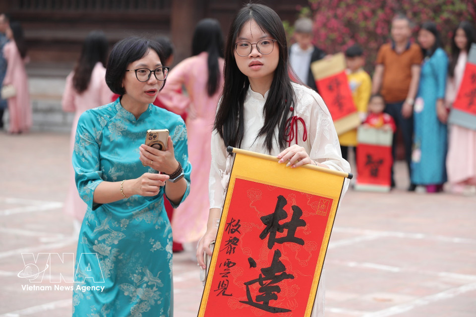 首都市民新年伊始前往文庙—国子监求字。这已成为一项独具特色的传统文化习俗，寄托着人们对好运、智慧与平安的美好祈愿。图自 越通社