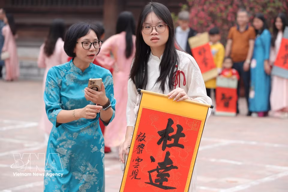 首都市民新年伊始前往文庙—国子监求字。这已成为一项独具特色的传统文化习俗，寄托着人们对好运、智慧与平安的美好祈愿。图自 越通社
