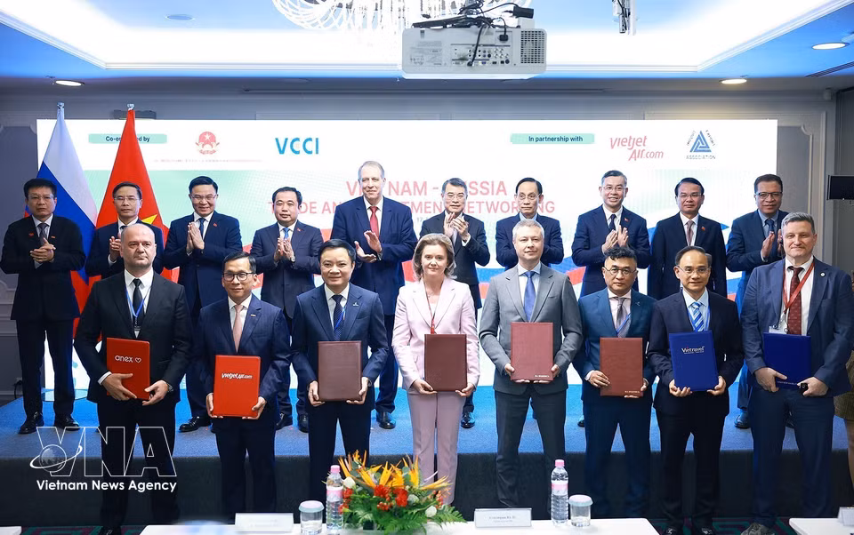 越南政府总理黎明兴见证越俄企业合作协议和谅解备忘录签署及交换仪式。图自 越通社