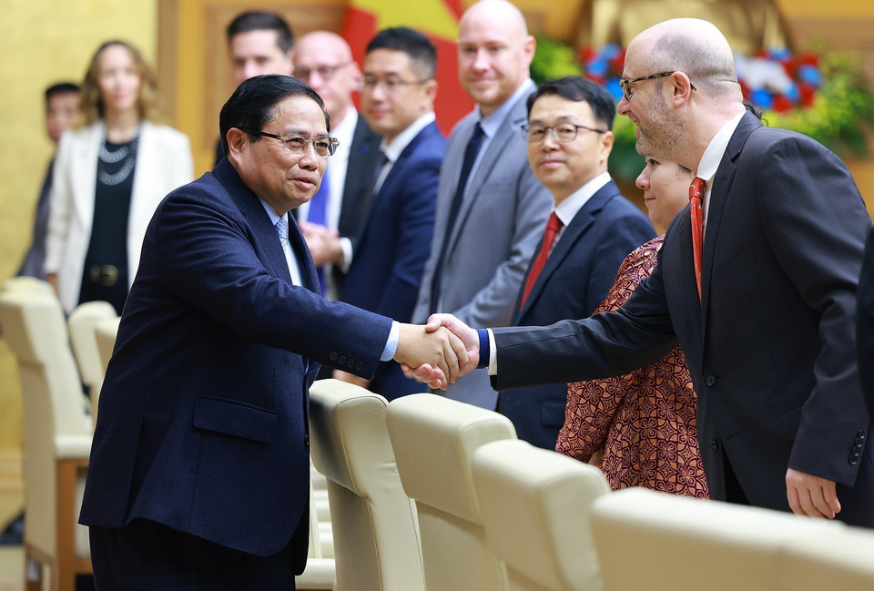 范明政总理与出席座谈会的美国企业互动交流。图自 越通社