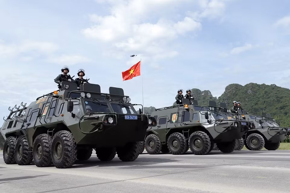 特警司令部多功能战术支援车方阵亮相阅兵演练。图自 越通社
