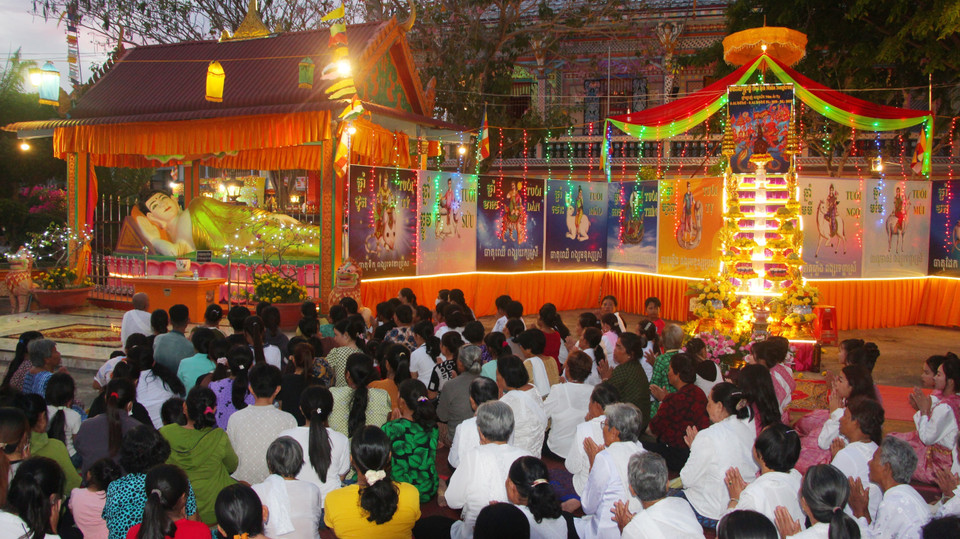 寺内举行的各项佛事活动一直吸引各村寨的众多佛教信徒踊跃参与。图自 越通社