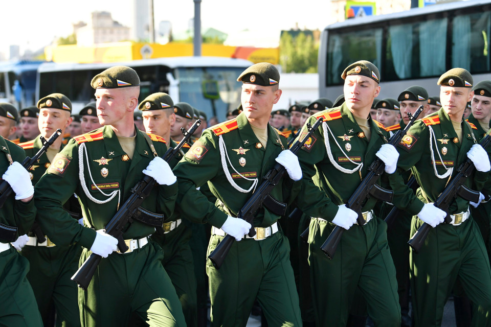 俄罗斯士兵参加在俄罗斯莫斯科举行的纪念反法西斯战争胜利阅兵式。图自越通社