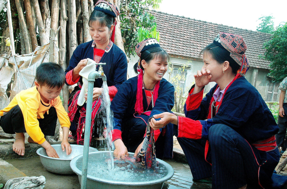 清洁自来水送抵禄山县文农村。图自 越通社