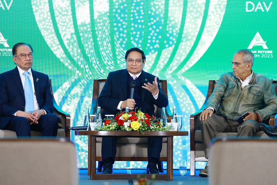 越南政府总理范明政与出席第二届东盟未来论坛的代表们进行交流。图自越通社