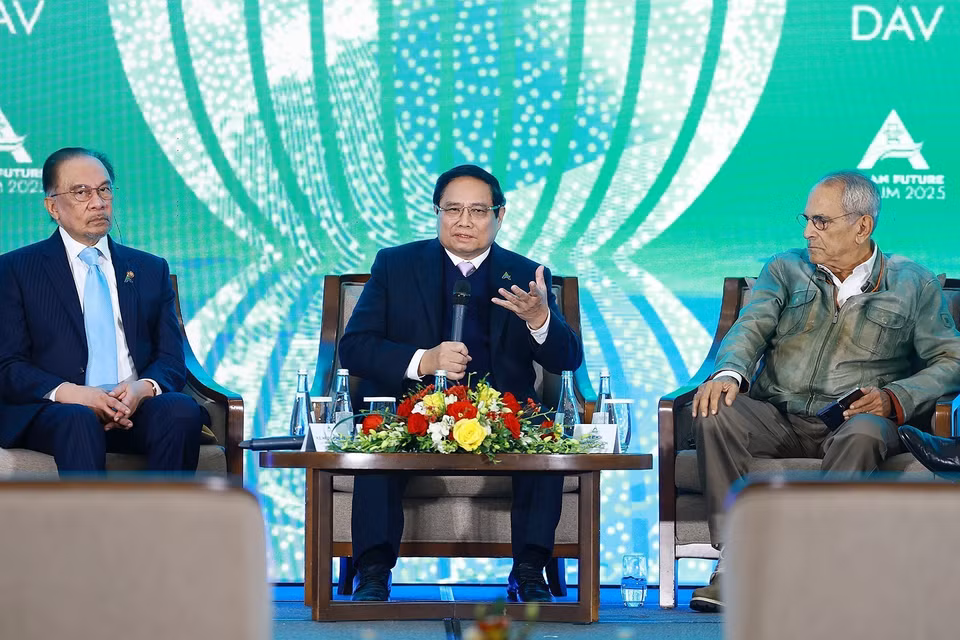 越南政府总理范明政与出席第二届东盟未来论坛的代表们进行交流。图自越通社