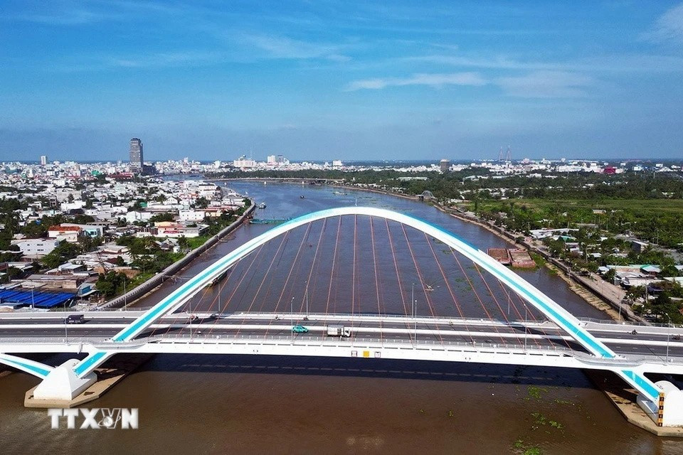 陈黄娜桥采用钢拱设计，连接1A国道与市区主要道路，有效缓解了市中心的交通压力和拥堵现象。图自 越通社