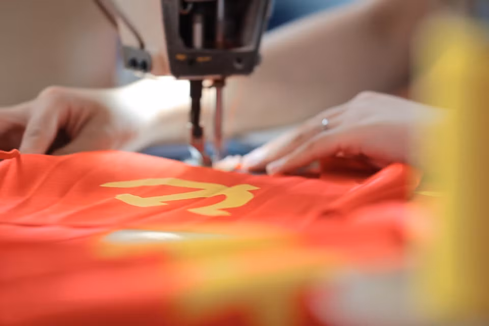 缝制国旗和党旗的缝纫机正全力运转。图自 越通社