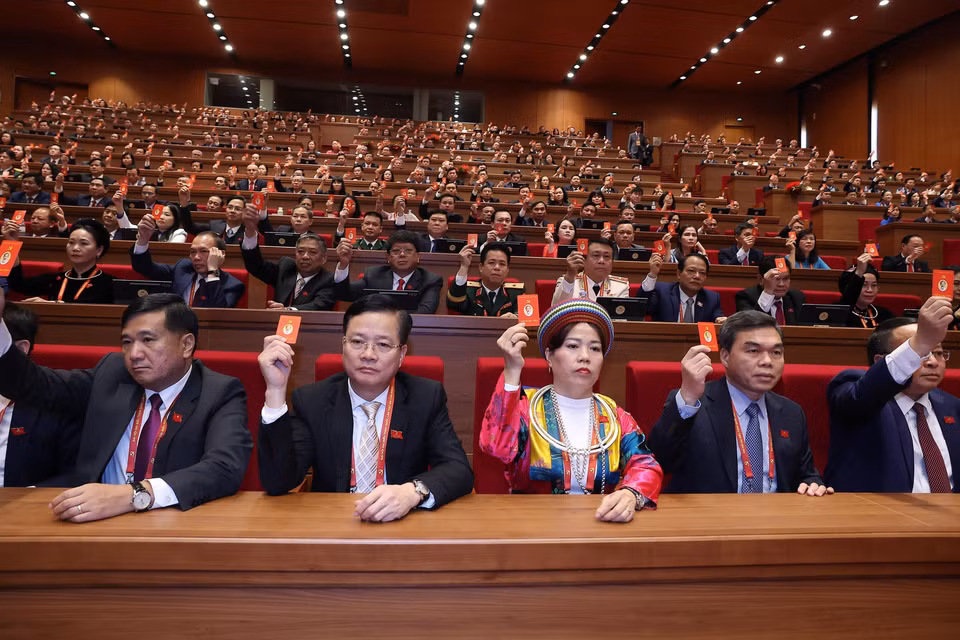 与会代表表决通过越南共产党第十四次全国代表大会决议。图自 越通社