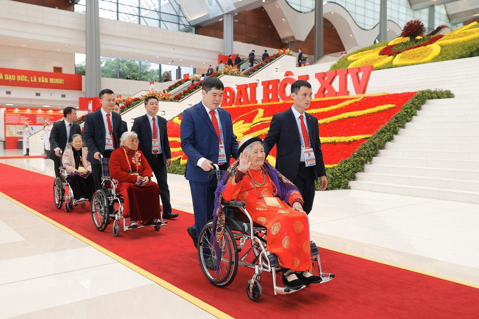 与会代表出席越南共产党第十四次全国代表大会闭幕式。图自 越通社