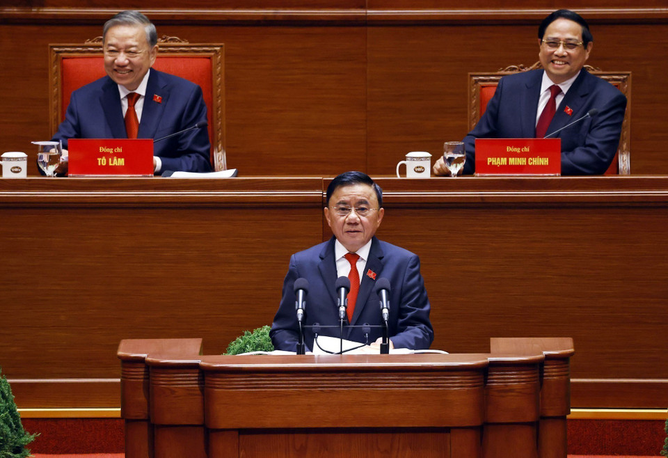 越共中央政治局委员、书记处常务书记陈锦秀同志代表大会主席团，作关于第十三届中央委员会领导和指导工作评议报告。图自 越通社