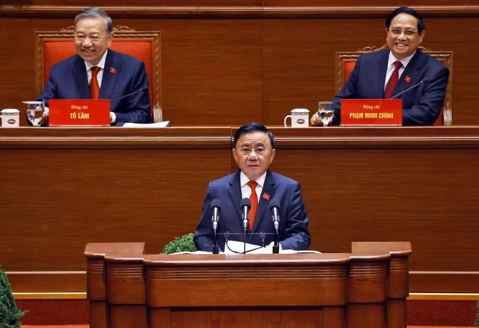 越共中央政治局委员、书记处常务书记陈锦秀同志代表大会主席团，作关于第十三届中央委员会领导和指导工作评议报告。图自 越通社