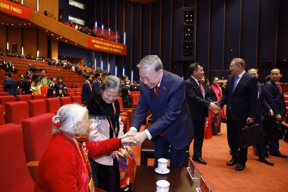 越共中央总书记苏林在越共第十四次全国代表大会闭幕会上向出席大会的越南英雄母亲致意问候。图自 越通社
