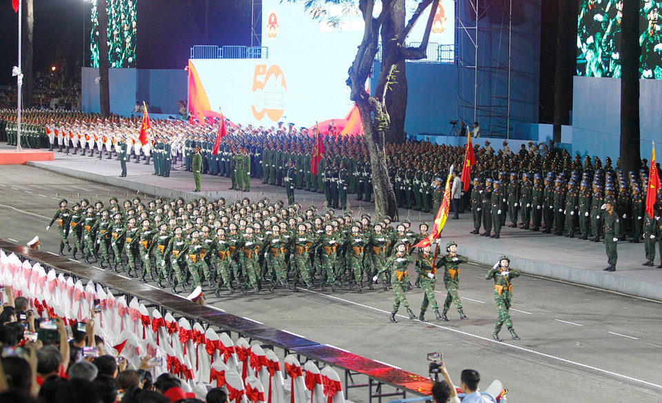 越南人民军各方队参加纪念南方解放、国家统一50周年庆典的阅兵和游行预演。图自 越通社