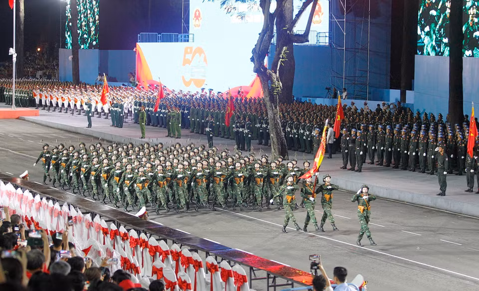 越南人民军各方队参加纪念南方解放、国家统一50周年庆典的阅兵和游行预演。图自 越通社
