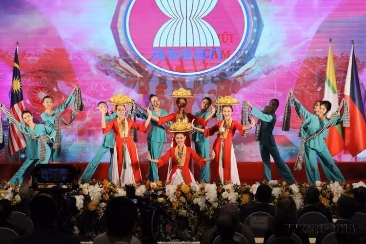 作为2020年东盟轮值主席国，越南积极提出多项倡议，并引领东盟完成多份重要文件的制定，为东盟未来的发展确立方向、注入动力。图为：第37届东盟峰会开幕式在河内举行（2020年11月12日）。图自 越通社