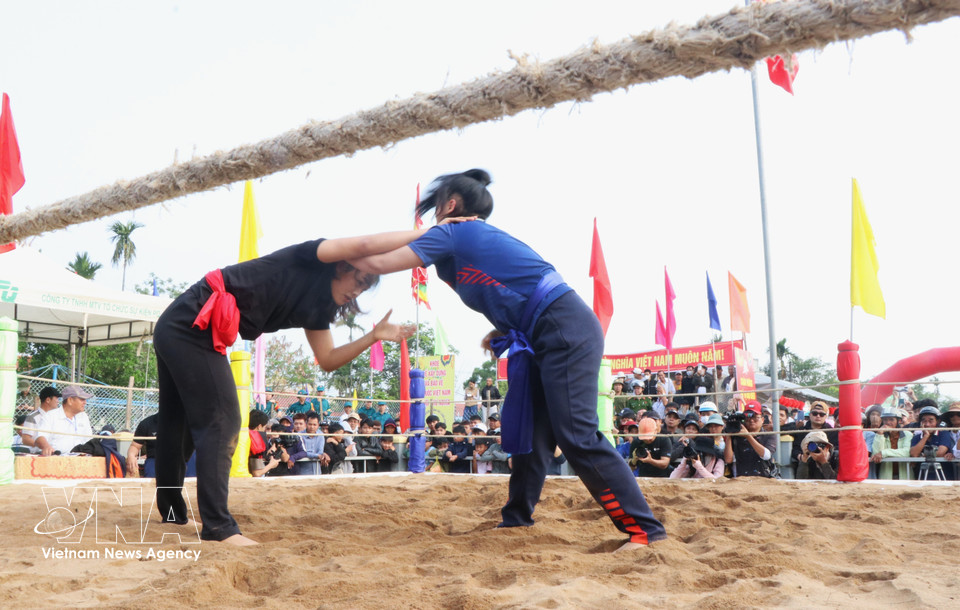 多位国家级选手以及曾获得奖牌的年轻女子摔跤运动员也参与了摔跤会的开场表演。图自 越通社
