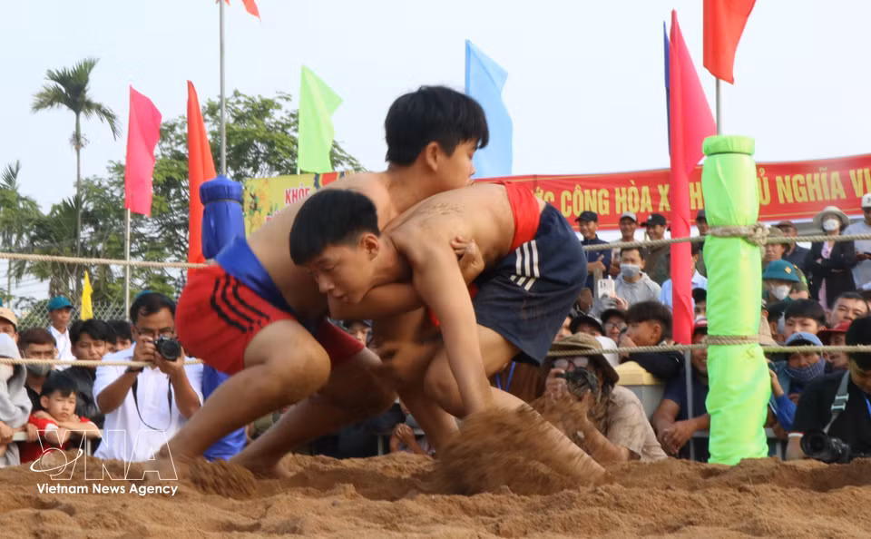 摔跤会也是当地青年锻炼体魄、磨炼意志，并传承祖辈传统的重要契机。图自 越通社