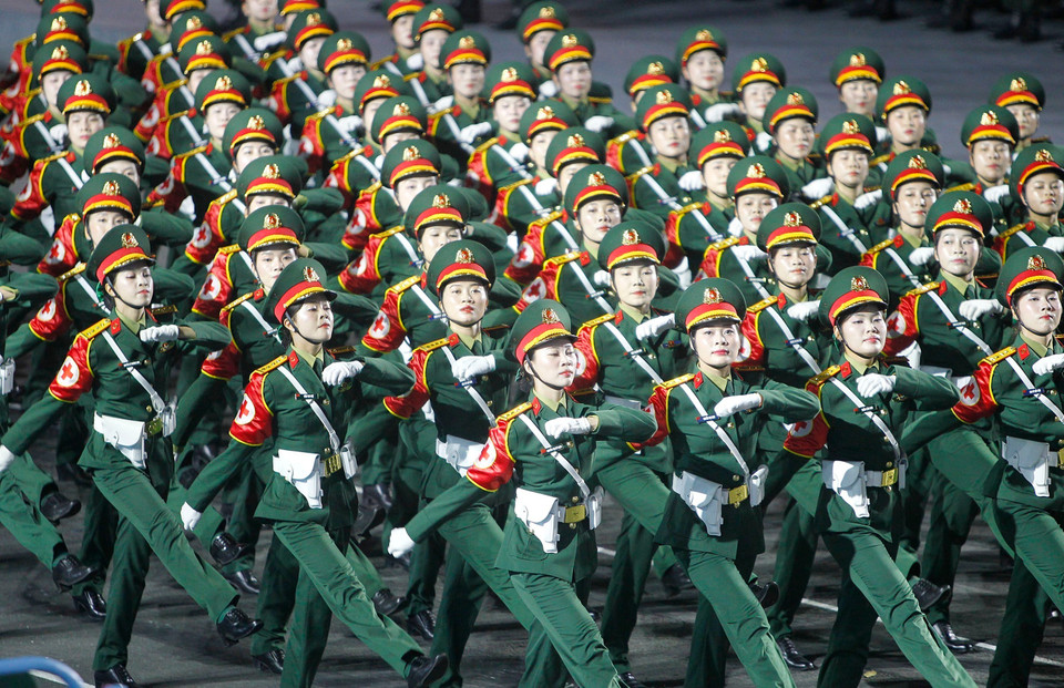 越南人民军各方队参加纪念南方解放、国家统一50周年庆典的阅兵和游行预演。图自 越通社