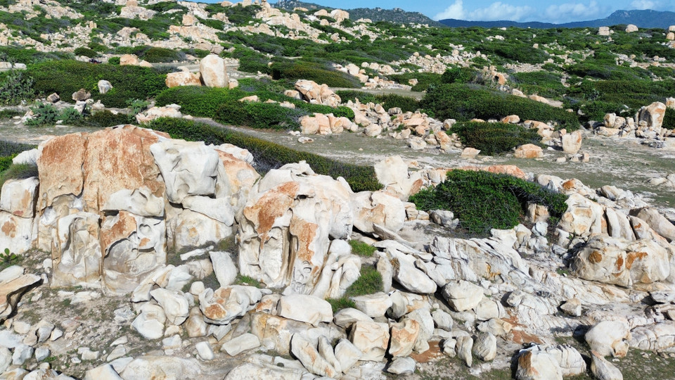岩石公园拥有典型的干旱森林与滨海岩山生态系统，充分展现了宁顺省主山国家公园独特而多样的自然地貌与生态特征。图自 越通社