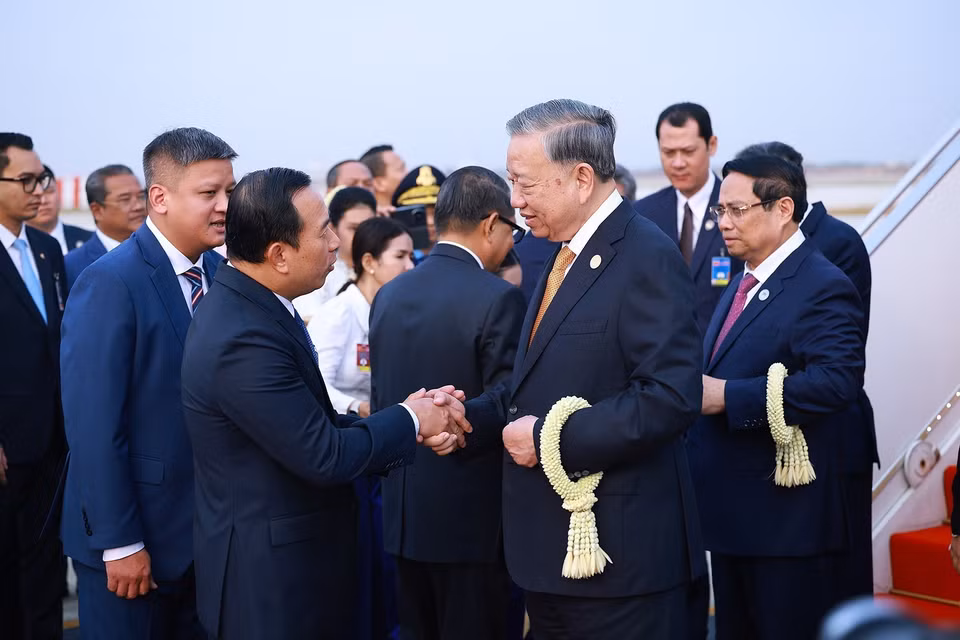 柬埔寨在德佐国际机场举行仪式，欢迎越共中央总书记苏林一行访柬。图自 越通社