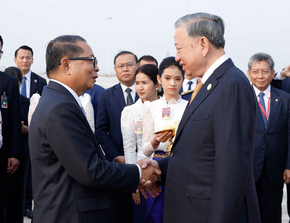 柬埔寨在德佐国际机场举行仪式，欢迎越共中央总书记苏林一行访柬。图自 越通社