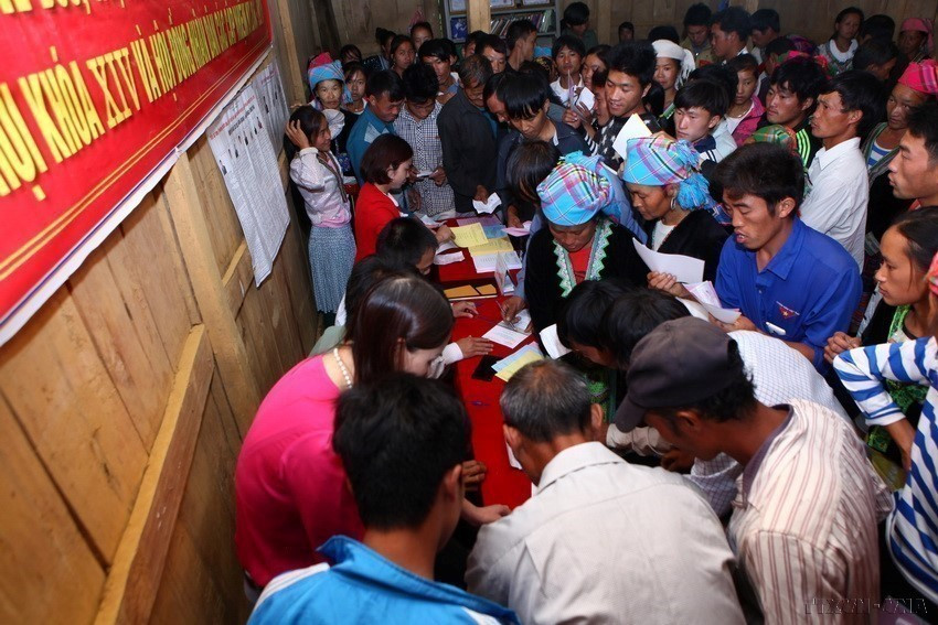 莱州三堂县Nùng Nàng乡Sáy San村选民在第2号投票站行使自己的公民权利和义务,投票选出2016-2021年任期越南第十四届国会代表和地方各级人民议会代表。图自 越通社