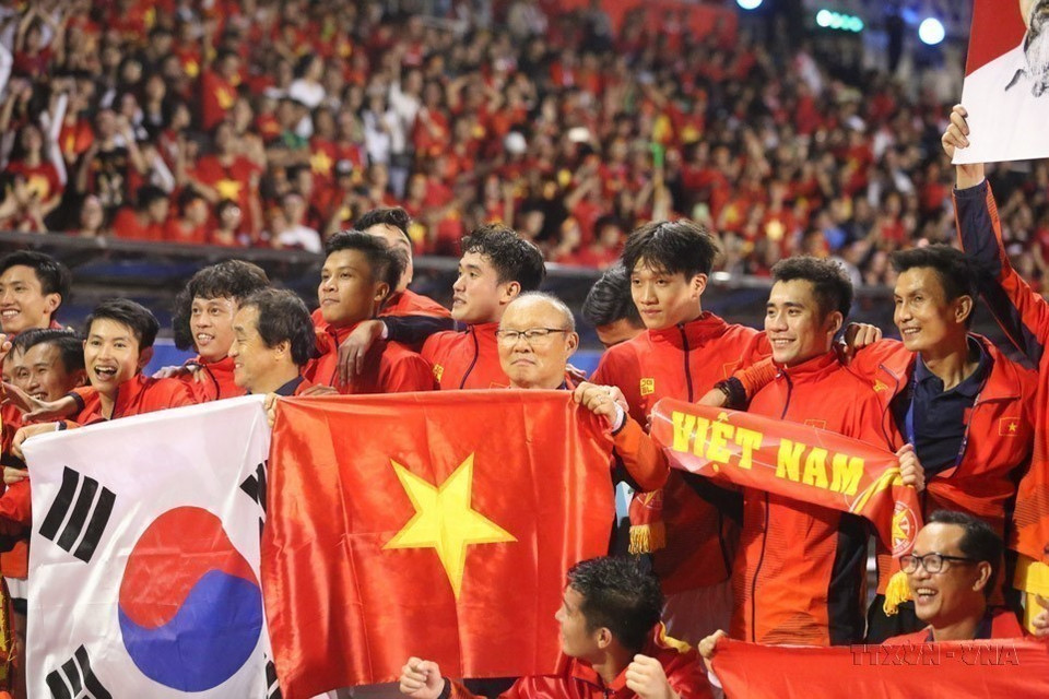 2019年12月10日,韩国主教练朴恒绪与越南U22国家队共同庆祝在菲律宾举行的第30届东南亚运动会上取得历史性胜利。图自 越通社