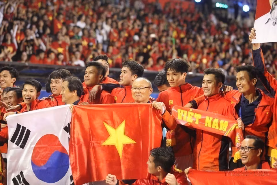 2019年12月10日，韩国主教练朴恒绪与越南U22国家队共同庆祝在菲律宾举行的第30届东南亚运动会上取得历史性胜利。图自 越通社